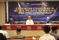 Bupati Ismet Mile menghadiri sekaligus memberikan Stadium General pada kegiatan Ramadhan Summit 1446 H sekaligus buka puasa bersama yang diselenggarakan oleh PKC PMII Gorontalo, di New Rachmat Hotel Ballroom, Kota Gorontalo, Selasa (18/3/2025). (F.AKP)