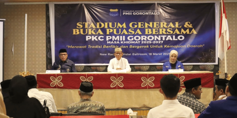 Bupati Ismet Mile menghadiri sekaligus memberikan Stadium General pada kegiatan Ramadhan Summit 1446 H sekaligus buka puasa bersama yang diselenggarakan oleh PKC PMII Gorontalo, di New Rachmat Hotel Ballroom, Kota Gorontalo, Selasa (18/3/2025). (F.AKP)