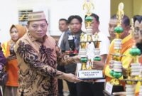 Penyerahan hadiah oleh Wakil Bupati Bone Bolango Risman Tolingguhu pada Penutupan Kegiatan Ajang Talenta (O2SN FLS3N), Pekan Literasi CBP Rupiah dan Pekan Kebudayaan Daerah Tahun 2025, bertempat di Aula BPMP Provinsi Gorontalo. 