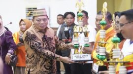 Penyerahan hadiah oleh Wakil Bupati Bone Bolango Risman Tolingguhu pada Penutupan Kegiatan Ajang Talenta (O2SN FLS3N), Pekan Literasi CBP Rupiah dan Pekan Kebudayaan Daerah Tahun 2025, bertempat di Aula BPMP Provinsi Gorontalo. 