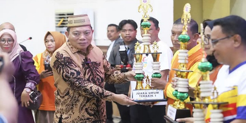 Penyerahan hadiah oleh Wakil Bupati Bone Bolango Risman Tolingguhu pada Penutupan Kegiatan Ajang Talenta (O2SN FLS3N), Pekan Literasi CBP Rupiah dan Pekan Kebudayaan Daerah Tahun 2025, bertempat di Aula BPMP Provinsi Gorontalo. 