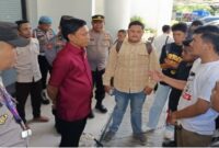 Puluhan aktivis mahasiswa Universitas Gorontalo menggelar aksi unjuk rasa di depan gedung DPRD Kabupaten Gorontalo.