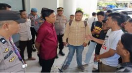 Puluhan aktivis mahasiswa Universitas Gorontalo menggelar aksi unjuk rasa di depan gedung DPRD Kabupaten Gorontalo.