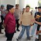 Puluhan aktivis mahasiswa Universitas Gorontalo menggelar aksi unjuk rasa di depan gedung DPRD Kabupaten Gorontalo.