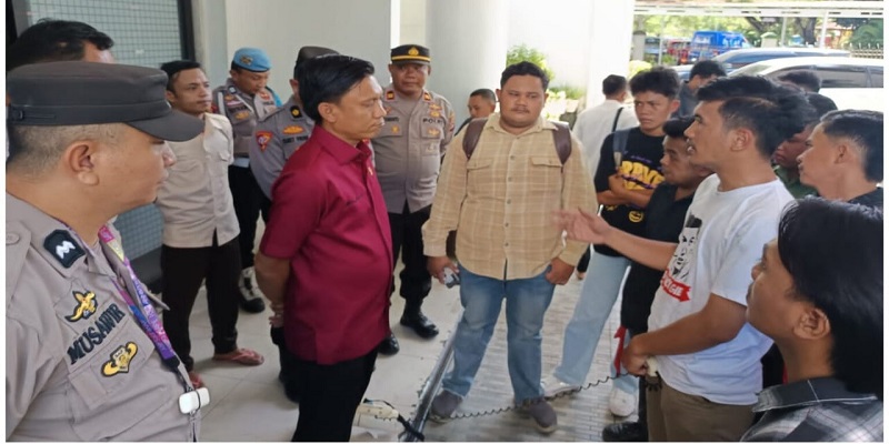 Puluhan aktivis mahasiswa Universitas Gorontalo menggelar aksi unjuk rasa di depan gedung DPRD Kabupaten Gorontalo.