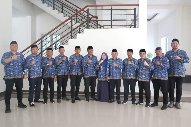 Foto Bersama Asisten I Aznan Nadjamudin usai pelaksanaan Apel Korpri di Lingkungan Pemerintah Kabupaten Bone Bolango, di halaman Kantor Bupati setempat, Kamis (17/4/2025)