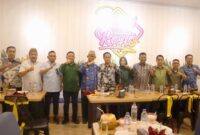 Bupati Ismet Mile bersama Pimpinan DPRD, Pj. Sekda Amir Hamzah Hadju, dan Tim Kerja Bupati saat menghadiri kegiatan Halal Bi Halal Naffil Cafe dan Resto di Desa Moutong, Kecamatan Tilongkabila, Kamis (17/4/2025). (Tim Redaksi)