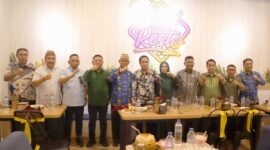 Bupati Ismet Mile bersama Pimpinan DPRD, Pj. Sekda Amir Hamzah Hadju, dan Tim Kerja Bupati saat menghadiri kegiatan Halal Bi Halal Naffil Cafe dan Resto di Desa Moutong, Kecamatan Tilongkabila, Kamis (17/4/2025). (Tim Redaksi)