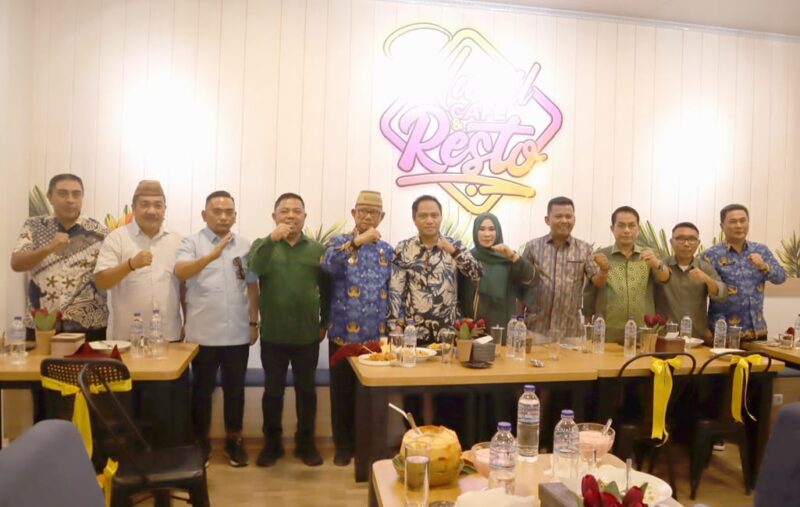 Bupati Ismet Mile bersama Pimpinan DPRD, Pj. Sekda Amir Hamzah Hadju, dan Tim Kerja Bupati saat menghadiri kegiatan Halal Bi Halal Naffil Cafe dan Resto di Desa Moutong, Kecamatan Tilongkabila, Kamis (17/4/2025). (Tim Redaksi)