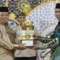 [Camat Tilongkabila, Imran Gaib menerima penghargaan sebagai Juara 1 Umum pada pelaksanaan Seleksi Tilawatil Quran dan Hadist (STQH) Tingkat Kabupaten Bone Bolango yang diserahkan Wakil Bupati Bone Bolango Risman Tolingguhu, Sabtu malam (24/5). (Foto : Yudi/Prokopim)]. 