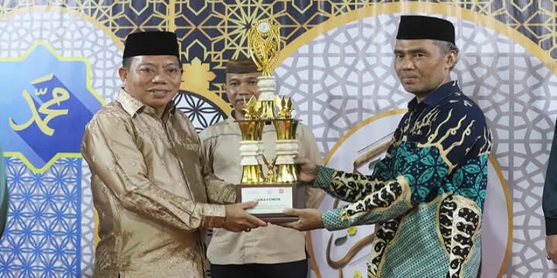 [Camat Tilongkabila, Imran Gaib menerima penghargaan sebagai Juara 1 Umum pada pelaksanaan Seleksi Tilawatil Quran dan Hadist (STQH) Tingkat Kabupaten Bone Bolango yang diserahkan Wakil Bupati Bone Bolango Risman Tolingguhu, Sabtu malam (24/5). (Foto : Yudi/Prokopim)]. 