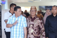 Bupati Ismet Mile saat tiba di Bandara Djalaluddin Gorontalo dan disambut langsung oleh Pj Sekda Amir Hamzah Hadju serta jajaran Organisasi Perangkat Daerah (OPD) di lingkungan Pemerintah Kabupaten Bone Bolango, Minggu (2/3/2025). (Foto Adit/Prokopim)