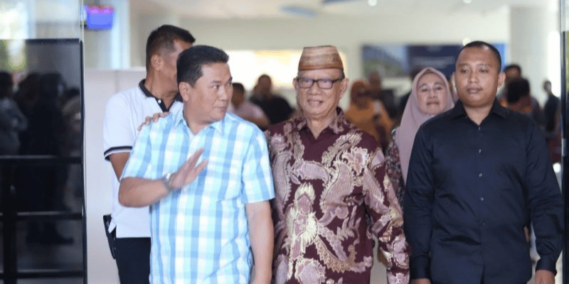 Bupati Ismet Mile saat tiba di Bandara Djalaluddin Gorontalo dan disambut langsung oleh Pj Sekda Amir Hamzah Hadju serta jajaran Organisasi Perangkat Daerah (OPD) di lingkungan Pemerintah Kabupaten Bone Bolango, Minggu (2/3/2025). (Foto Adit/Prokopim)