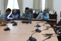 Bupati Bone Bolango, Ismet Mile didampingi Wakil Bupati Risman Tolingguhu menerima kunjungan silaturahmi sekaligus audiensi Kepala Kantor Wilayah Kementerian Hukum Provinsi Gorontalo, Pagar Butar Butar dan jajarannya, di ruang rapat Bupati, Kamis (13/3/2025). (F.AKP)
