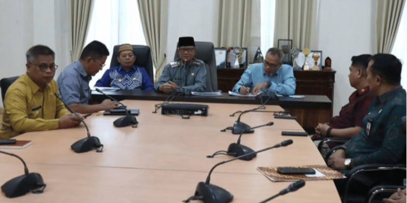 Bupati Bone Bolango, Ismet Mile didampingi Wakil Bupati Risman Tolingguhu menerima kunjungan silaturahmi sekaligus audiensi Kepala Kantor Wilayah Kementerian Hukum Provinsi Gorontalo, Pagar Butar Butar dan jajarannya, di ruang rapat Bupati, Kamis (13/3/2025). (F.AKP)
