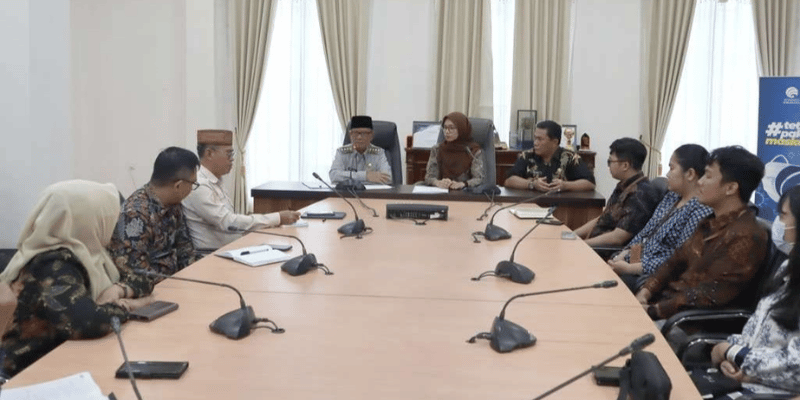 Bupati Ismet Mile saat Exit Meeting bersama Tim BPK RI Perwakilan Provinsi Gorontalo terkait Pemeriksaan Pendahuluan LKPD Pemda Bone Bolango, di ruang rapat Bupati, Jumat (14/3/2025). (F.AKP)