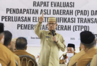Bupati Bone Bolango Ismet Mile memberikan arahan saat rapat evaluasi Pendapatan Asli Daerah (PAD) dan Perluasan Elektronifikasi Transaksi Pemerintah Daerah (ETPD) Pemerintah Kabupaten Bone Bolango Triwulan I tahun 2025, di ruang rapat RM. Miranti, Senin (5/5/2025).