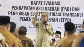 Bupati Bone Bolango Ismet Mile memberikan arahan saat rapat evaluasi Pendapatan Asli Daerah (PAD) dan Perluasan Elektronifikasi Transaksi Pemerintah Daerah (ETPD) Pemerintah Kabupaten Bone Bolango Triwulan I tahun 2025, di ruang rapat RM. Miranti, Senin (5/5/2025).