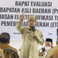 Bupati Bone Bolango Ismet Mile memberikan arahan saat rapat evaluasi Pendapatan Asli Daerah (PAD) dan Perluasan Elektronifikasi Transaksi Pemerintah Daerah (ETPD) Pemerintah Kabupaten Bone Bolango Triwulan I tahun 2025, di ruang rapat RM. Miranti, Senin (5/5/2025).