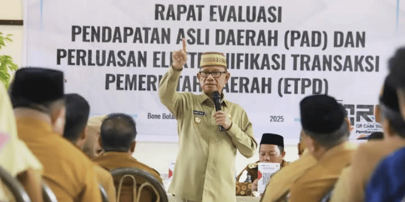 Bupati Bone Bolango Ismet Mile memberikan arahan saat rapat evaluasi Pendapatan Asli Daerah (PAD) dan Perluasan Elektronifikasi Transaksi Pemerintah Daerah (ETPD) Pemerintah Kabupaten Bone Bolango Triwulan I tahun 2025, di ruang rapat RM. Miranti, Senin (5/5/2025).