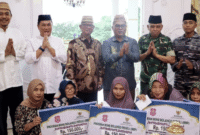 Penyerahan secara simbolis THR Non ASN di lingkungan Pemerintah Kabupaten Bone Bolango oleh Bupati Bone Bolango, Ismet Mile dan jajaran Forkopimda, di Bandayo Rumah Dinas Bupati setempat, Rabu (26/3/2025). (F. AKP)
