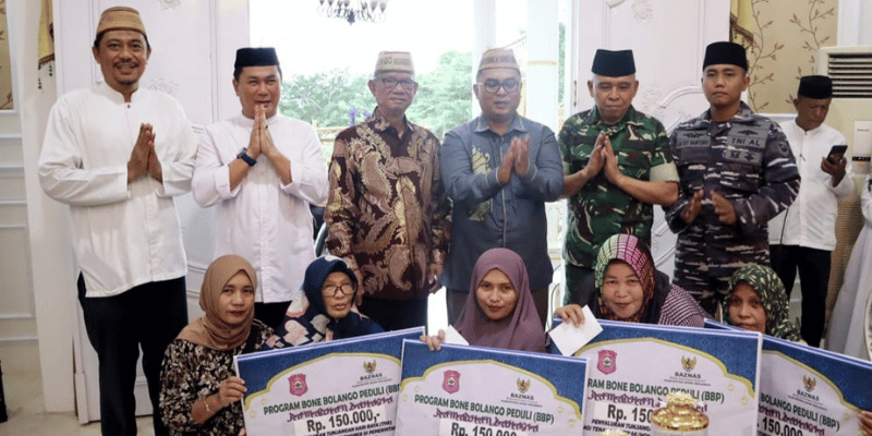 Penyerahan secara simbolis THR Non ASN di lingkungan Pemerintah Kabupaten Bone Bolango oleh Bupati Bone Bolango, Ismet Mile dan jajaran Forkopimda, di Bandayo Rumah Dinas Bupati setempat, Rabu (26/3/2025). (F. AKP)