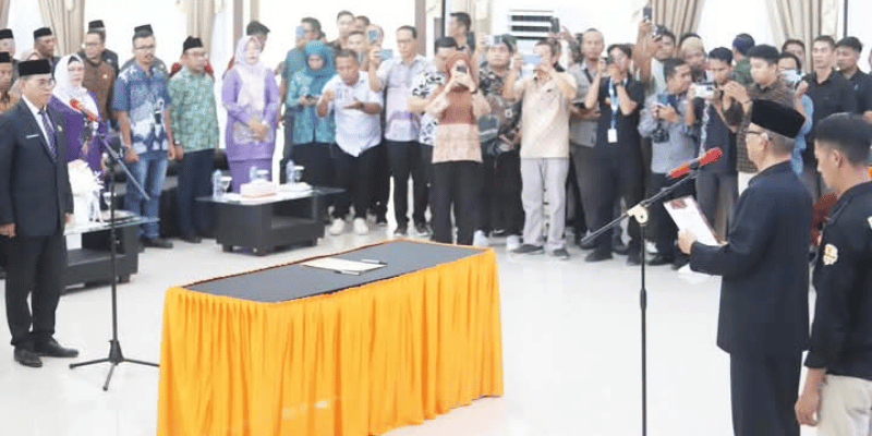 Bupati Bone Bolango, Ismet Mile saat melantik Iwan Mustapa di BPMP Gorontalo, Jumat (16/5/2025). Iwan Mustapa resmi menjadi Sekda Bone Bolango baru menggantikan Amir Hamzah Hadju, Jumat (16/05/2025)