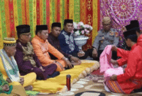 Bupati Bone Bolango Drs. H. Ismet Mile, MM dan dan Wakil Bupati Bone Bolango Risman Tolingguhu, menjalani proses adat “mopotilolo” di dua kecamatan, masing-masing Kecamatan Bone Raya dan Kecamatan Bone Pantai, Jum’at (2/5).