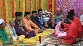 Bupati Bone Bolango Drs. H. Ismet Mile, MM dan dan Wakil Bupati Bone Bolango Risman Tolingguhu, menjalani proses adat “mopotilolo” di dua kecamatan, masing-masing Kecamatan Bone Raya dan Kecamatan Bone Pantai, Jum’at (2/5).