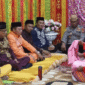Bupati Bone Bolango Drs. H. Ismet Mile, MM dan dan Wakil Bupati Bone Bolango Risman Tolingguhu, menjalani proses adat “mopotilolo” di dua kecamatan, masing-masing Kecamatan Bone Raya dan Kecamatan Bone Pantai, Jum’at (2/5).