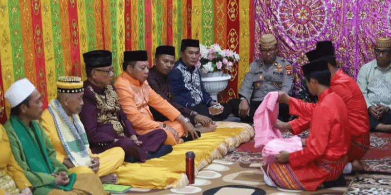 Bupati Bone Bolango Drs. H. Ismet Mile, MM dan dan Wakil Bupati Bone Bolango Risman Tolingguhu, menjalani proses adat “mopotilolo” di dua kecamatan, masing-masing Kecamatan Bone Raya dan Kecamatan Bone Pantai, Jum’at (2/5).