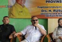 Anggota DPR-RI Ruslie Habibie saat melaksanakan agenda Kunjungan Kerja Daerah (Kundapil) di Kecamatan Botupingge, Kabupaten Bone Bolango, yang turut didampingi Wakil Gubernur Gorontalo Idah Syahidah RH dan Zainudin Pedro Bau (Ketua Golkar Bone Bolango/Wakil Ketua DPRD), Sabtu (10/5).