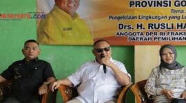 Anggota DPR-RI Ruslie Habibie saat melaksanakan agenda Kunjungan Kerja Daerah (Kundapil) di Kecamatan Botupingge, Kabupaten Bone Bolango, yang turut didampingi Wakil Gubernur Gorontalo Idah Syahidah RH dan Zainudin Pedro Bau (Ketua Golkar Bone Bolango/Wakil Ketua DPRD), Sabtu (10/5).