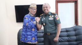 Bupati Ismet Mile saat menerima kunjungan silaturahmi dan audiensi Komandan Kodim (Dandim) 1304 Gorontalo Kolonel Arm Asep Ridwan, di ruang kerja Bupati, Kamis (17/4/2025). (Tim Redaksi)