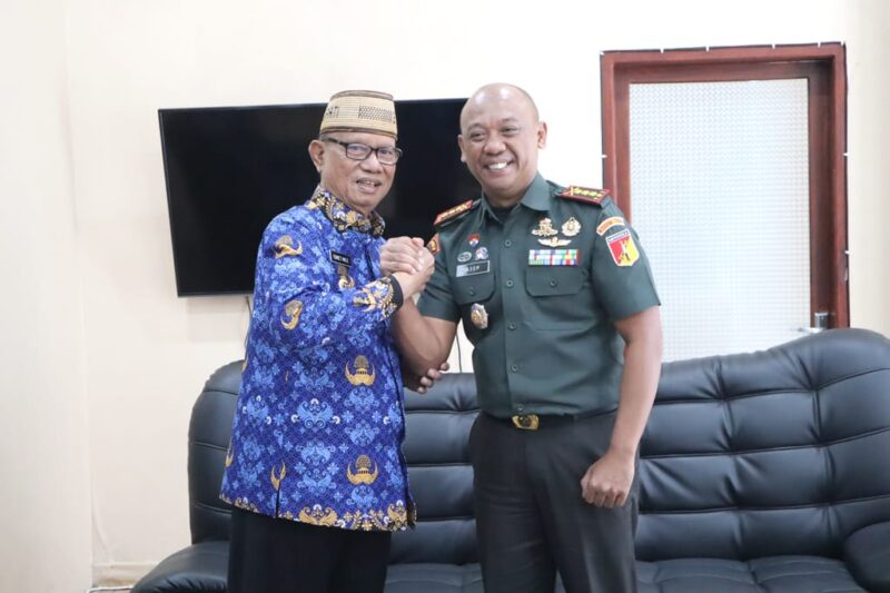 Bupati Ismet Mile saat menerima kunjungan silaturahmi dan audiensi Komandan Kodim (Dandim) 1304 Gorontalo Kolonel Arm Asep Ridwan, di ruang kerja Bupati, Kamis (17/4/2025). (Tim Redaksi)