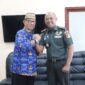 Bupati Ismet Mile saat menerima kunjungan silaturahmi dan audiensi Komandan Kodim (Dandim) 1304 Gorontalo Kolonel Arm Asep Ridwan, di ruang kerja Bupati, Kamis (17/4/2025). (Tim Redaksi)