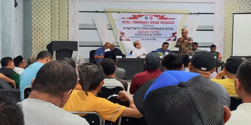 Suasana Pembentukan Koperasi Merah Putih yang didampingi Lukman A. Daud, Kepala Dinas Tenaga Kerja, Koperasi dan  UMKM Bone Bolango, Camat dan instansi terkait.