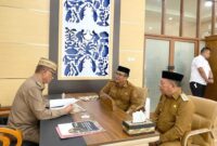 Bupati Ismet Mile Keluarkan Instruksi Penegasan Pembentukan Koperasi Merah Putih di Bone Bolango kepada OPD terkait, di ruang kerja Bupati, Senin (14/4/2025). 