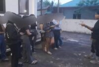 Kapolsek Tapa, Iptu. Ismet Ishak, tengah memberikan pembinaan terhadap 12 orang ledis yang berhasil diamankan jajaran Kepolisian dari polsek Tapa dari sejumlah room Karaoke. (F. Berita A1.Id)