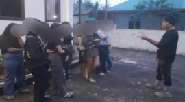 Kapolsek Tapa, Iptu. Ismet Ishak, tengah memberikan pembinaan terhadap 12 orang ledis yang berhasil diamankan jajaran Kepolisian dari polsek Tapa dari sejumlah room Karaoke. (F. Berita A1.Id)