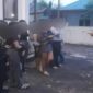 Kapolsek Tapa, Iptu. Ismet Ishak, tengah memberikan pembinaan terhadap 12 orang ledis yang berhasil diamankan jajaran Kepolisian dari polsek Tapa dari sejumlah room Karaoke. (F. Berita A1.Id)