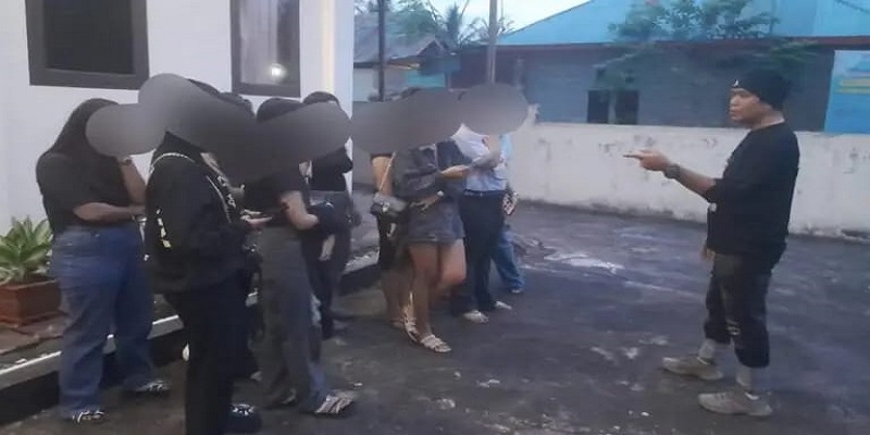 Kapolsek Tapa, Iptu. Ismet Ishak, tengah memberikan pembinaan terhadap 12 orang ledis yang berhasil diamankan jajaran Kepolisian dari polsek Tapa dari sejumlah room Karaoke. (F. Berita A1.Id)