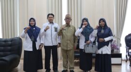 Bupati Bone Bolango, Ismet Mile saat menerima audiensi Ketua Pengadilan Agama Negeri Suwawa bersama jajarannya, di Ruang Kerja Bupati, Senin (28/4/2025). (F.AKP)