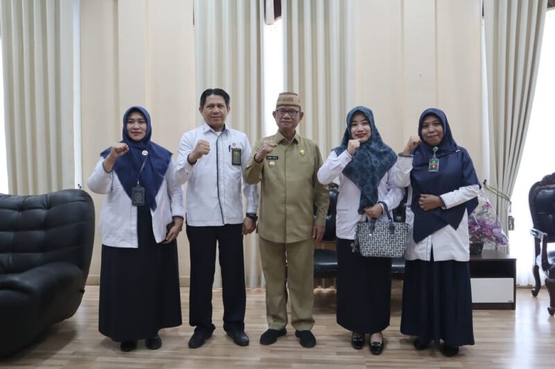 Bupati Bone Bolango, Ismet Mile saat menerima audiensi Ketua Pengadilan Agama Negeri Suwawa bersama jajarannya, di Ruang Kerja Bupati, Senin (28/4/2025). (F.AKP)