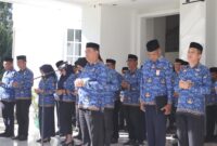Pj. Sekda Amir Hamzah Hadju saat memimpin Apel Korpri di Lingkungan Pemerintah Kabupaten Bone Bolango, di Halaman Kantor Bupati, Kamis (17/4/2025).