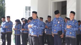 Pj. Sekda Amir Hamzah Hadju saat memimpin Apel Korpri di Lingkungan Pemerintah Kabupaten Bone Bolango, di Halaman Kantor Bupati, Kamis (17/4/2025).