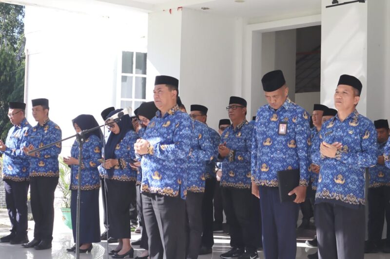 Pj. Sekda Amir Hamzah Hadju saat memimpin Apel Korpri di Lingkungan Pemerintah Kabupaten Bone Bolango, di Halaman Kantor Bupati, Kamis (17/4/2025).