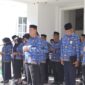 Pj. Sekda Amir Hamzah Hadju saat memimpin Apel Korpri di Lingkungan Pemerintah Kabupaten Bone Bolango, di Halaman Kantor Bupati, Kamis (17/4/2025).