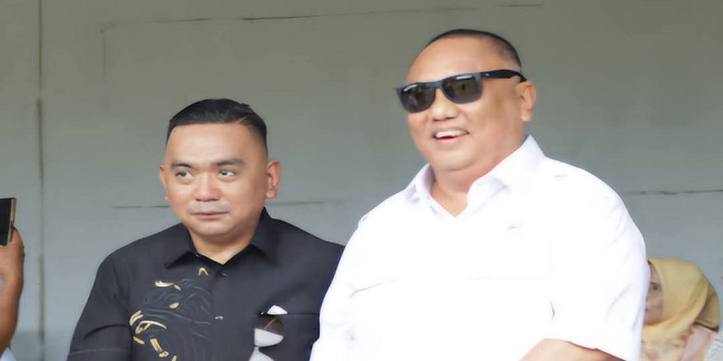 Ketua DPD Partai Golkar Bone Bolango Zainudin Pedro Bau ketika mendapingi Rusli Habibie (Anggota Fraksi Partai Golkar DPR-RI sekaligus Anggota Komisi XII) Pada Pelaksanaan Kunjungan Kerja Daerah (Kundapil) di Bone Bolango, tepatnya di Kecamatan Botupingge, Sabtu (10/5).