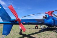 Sebuah helikopter tipe AS.350 B3E milik perusahaan PT. Komala Indonesia melakukan pendaratan darurat di Desa Bumi Bahari, Kecamatan Popayato, Kamis (29/05/2025) sekitar pukul 11.30 Wita (f.pemerhati.id).